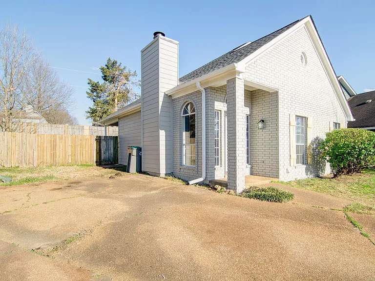 2822 Laura Cir E — Photo 2