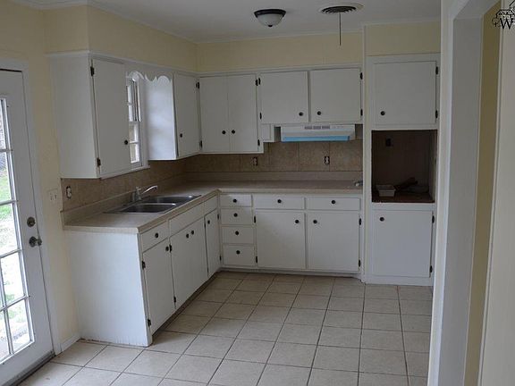 4th image of 309 W College St