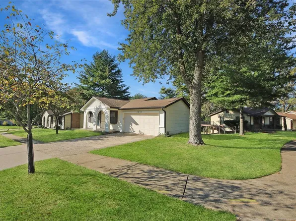 2491 Country Place Dr, Maryland Heights, MO 63043