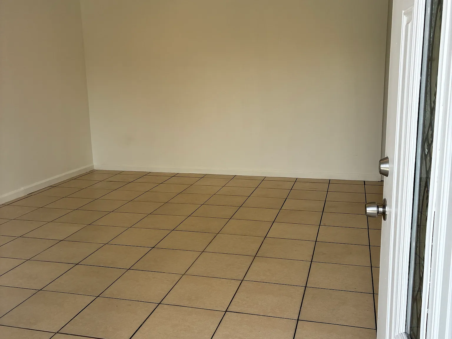 3 bed, 1040 sqft, $3,500 — Photo 3
