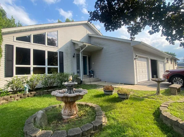 3689 Kingsway Dr, Crown Point, IN 46307
