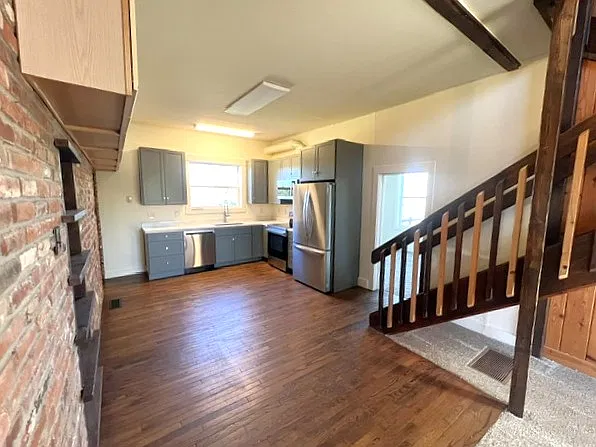 4 bed, 2400 sqft, $3,795 — Photo 4