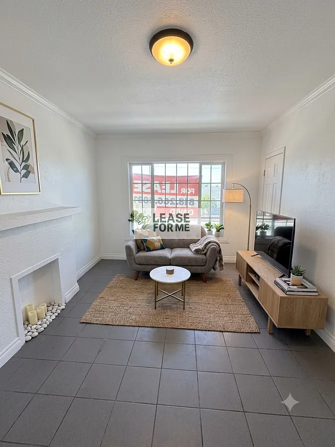 841 W. Florence Ave - Spacious 2BR/1BA Apartment in South Los Angeles | Small Pets Welcome | Prim... — Photo 3