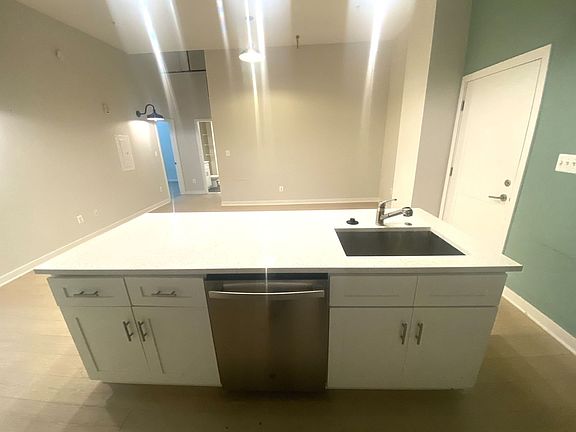 5th image of 923 S East Ave #2