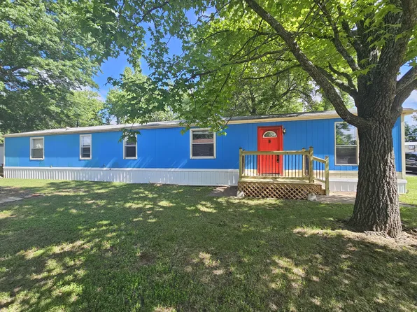 700 N Broadway St #C, Louisburg, KS 66053