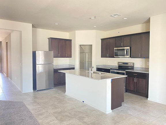 4th image of 43778 W Juniper Ave
