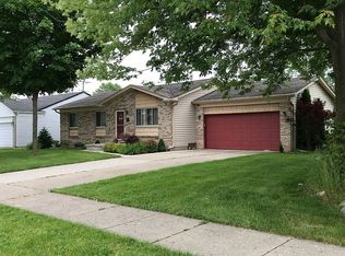 49750 Salisbury Dr, Chesterfield, MI 48047