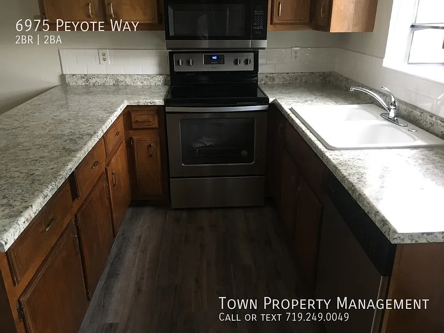 Townhouse in Prestigious Rockrimmon Area — Photo 3