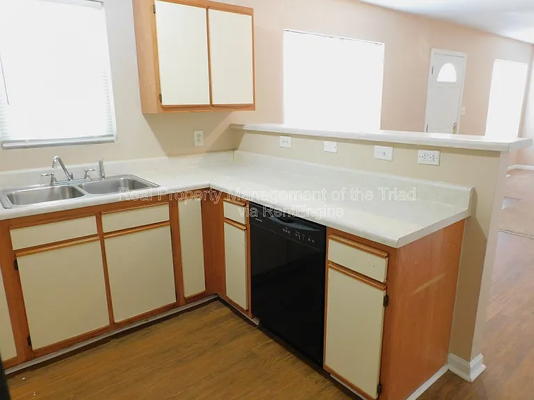 909 Beaumont Ave — Photo 7