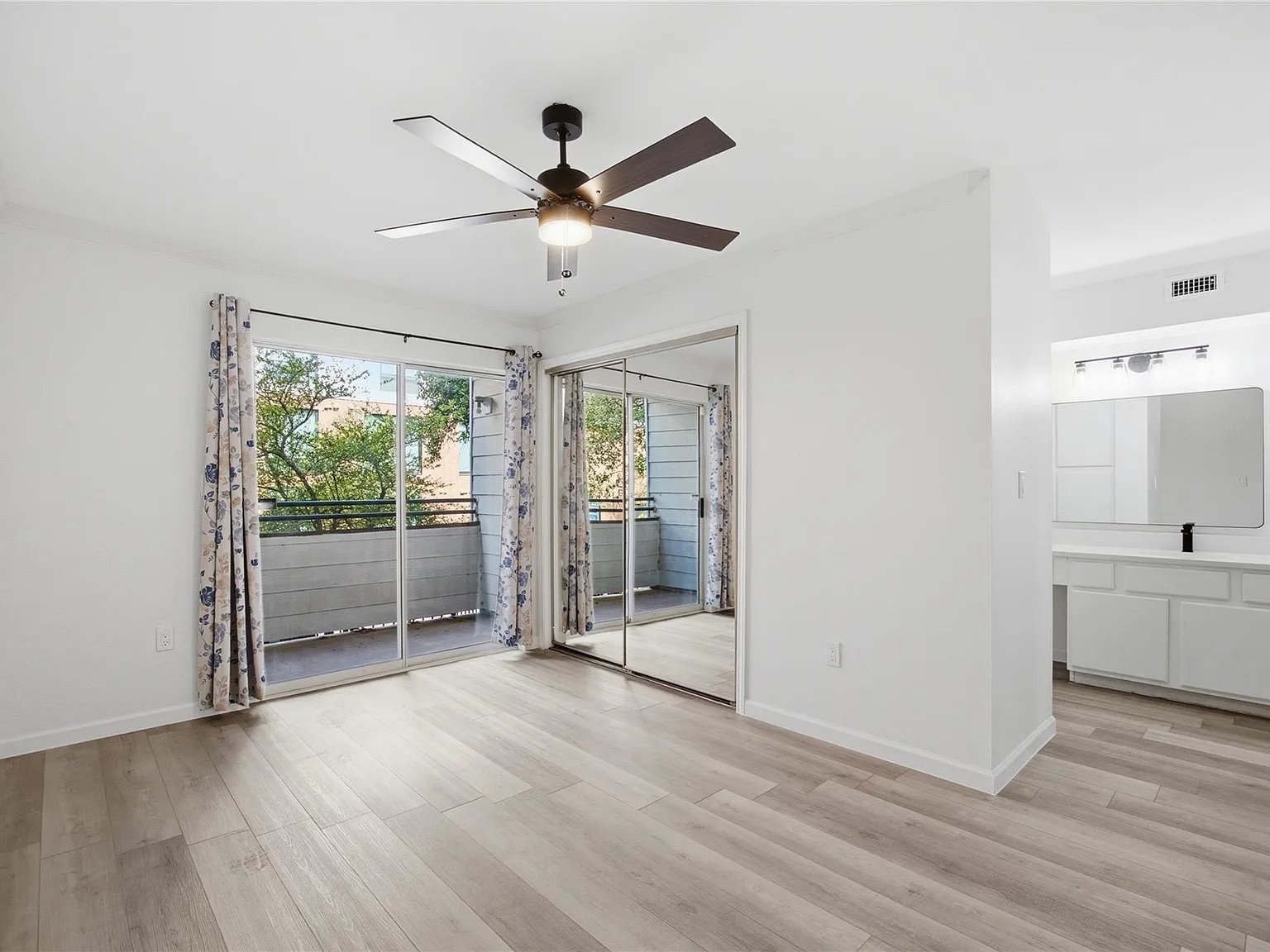 2 bed, 2.0 bath, 1040 sqft, $2,350 — Photo 2