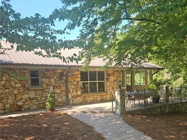 1409 Good Hope Dr, Walnut Cove, NC 27052