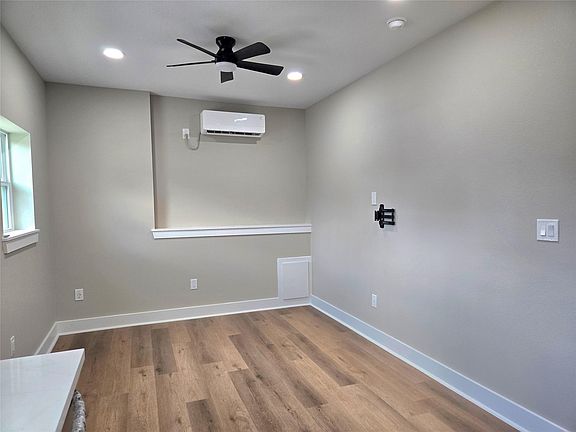 4th image of 7830 Woodlyn Rd #B