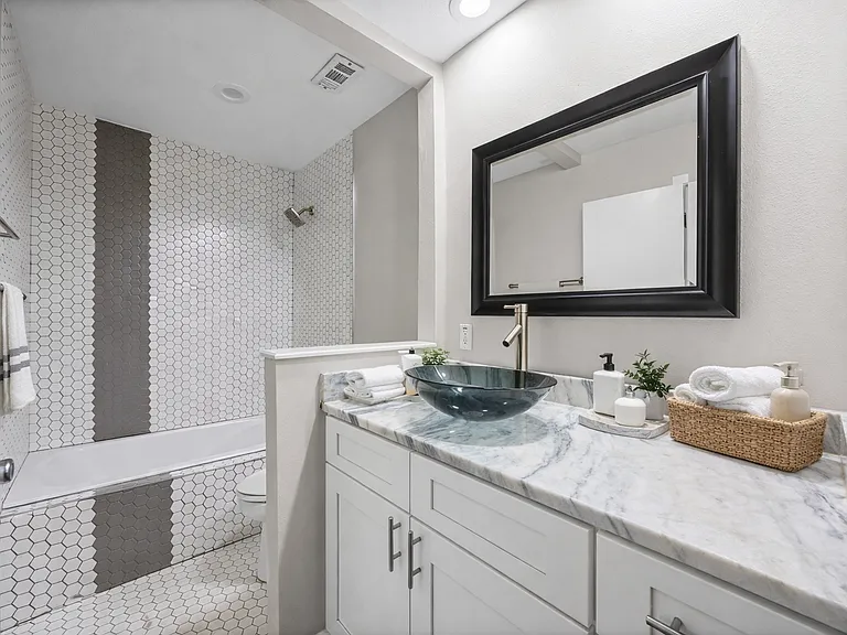 1240 Barton Hills Dr #105 — Photo 17