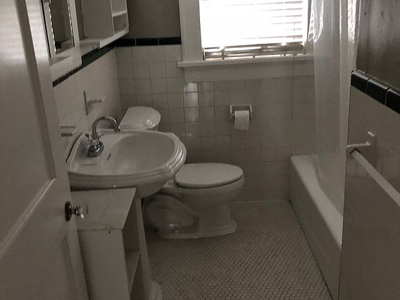 4th image of 1098 Los Angeles Ave NE