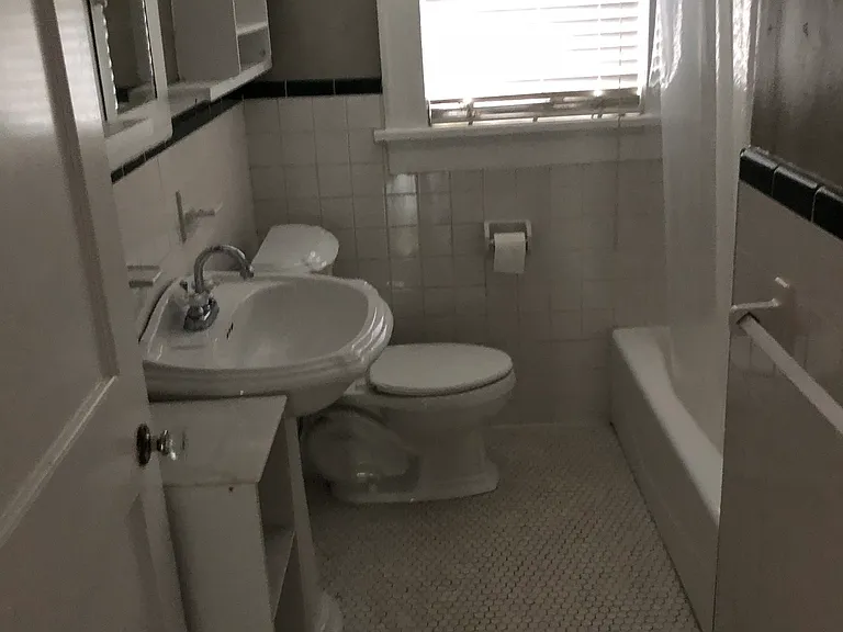 1098 Los Angeles Ave NE #UPPER — Photo 4