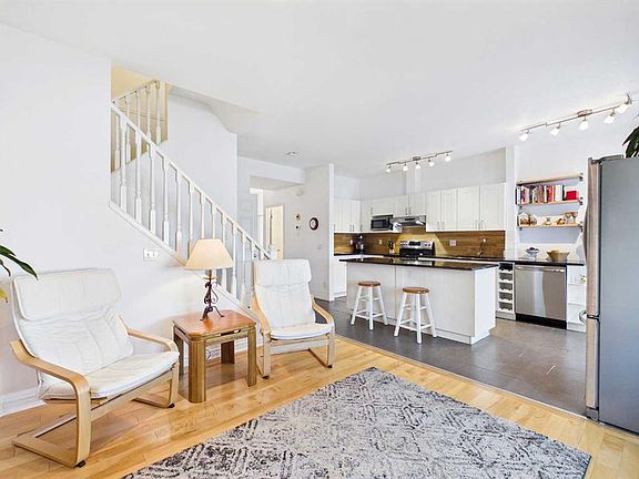 5th image of 144 E Simcoe Pl SW