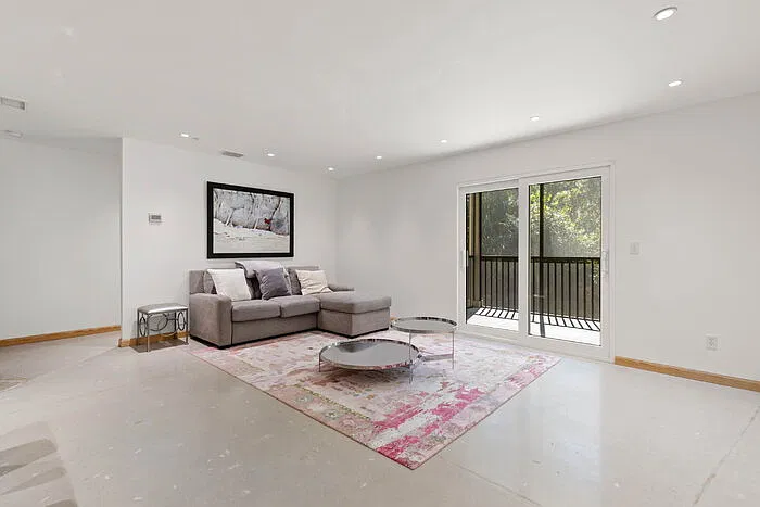 3 bed, 2.0 bath, 1015 sqft, $2,450 — Photo 3