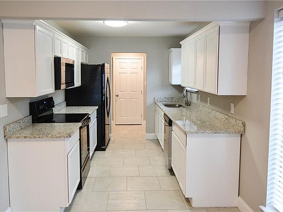 4th image of 2001 Newcastle Cir