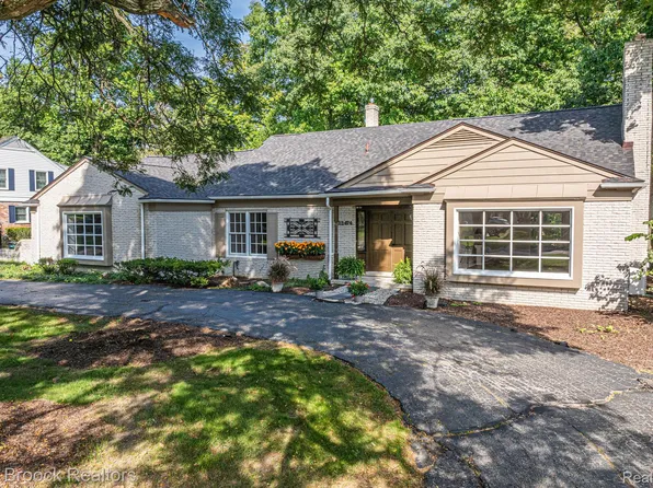 22474 N Nottingham Dr, Beverly Hills, MI 48025