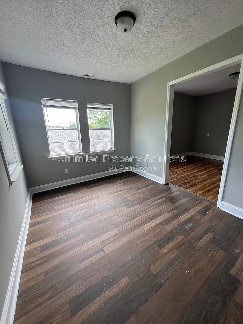 3 bed, 1.0 bath, $1,295 — Photo 4