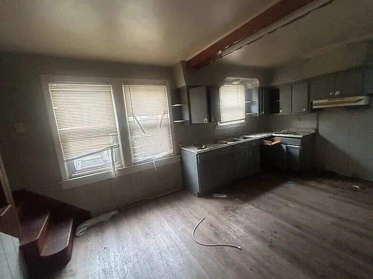 7007 Myron Ave — Photo 3