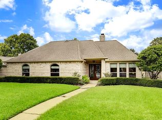 903 Millpond Dr, Sugar Land, TX 77498