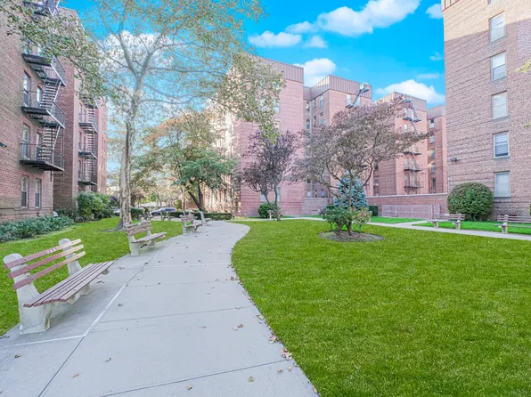 2140 Knapp Street image 3 of 21