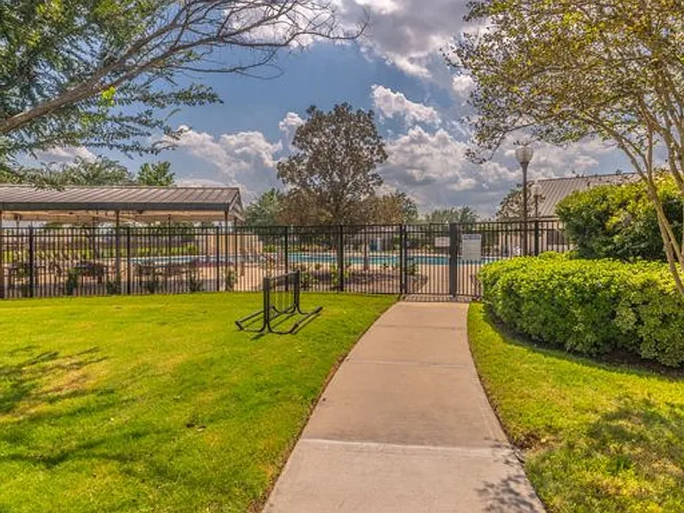 5019 Shining Creek Ct — Photo 36