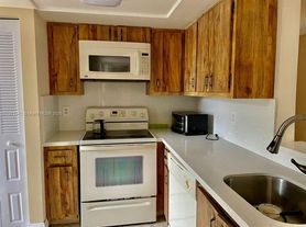 1040 NW 80th Ave, Margate, FL