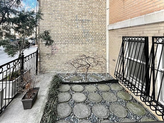 3rd image of 208 Putnam Ave #1