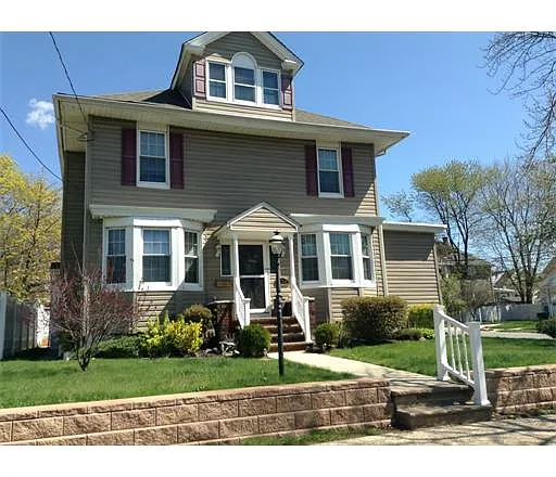 838 Amboy Ave photo 1