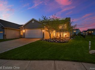 3513 Amber Oaks Dr, Howell, MI 48855