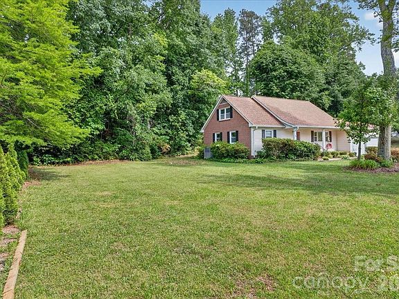 3rd image of 1303 Wildwood Dr
