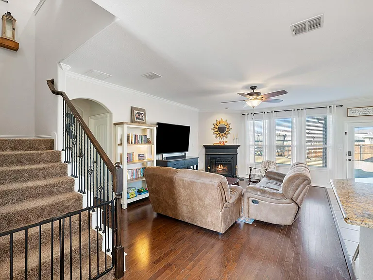 211 Chamberlain Dr — Photo 2