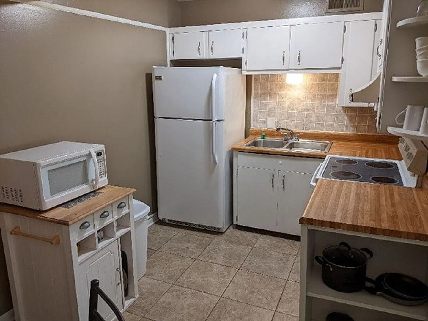 2811 Pembroke Ln — Photo 3