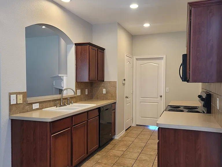 806 Bens Dr — Photo 6