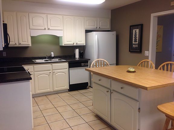 Island with pull out drawers