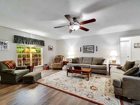 4th image of 17 Laurel Dr