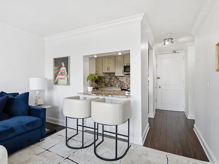 111 E Chestnut St #34B — Photo 4