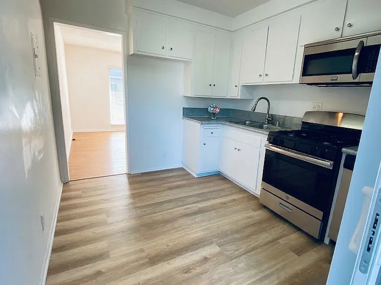 13860 Burbank Blvd — Photo 57