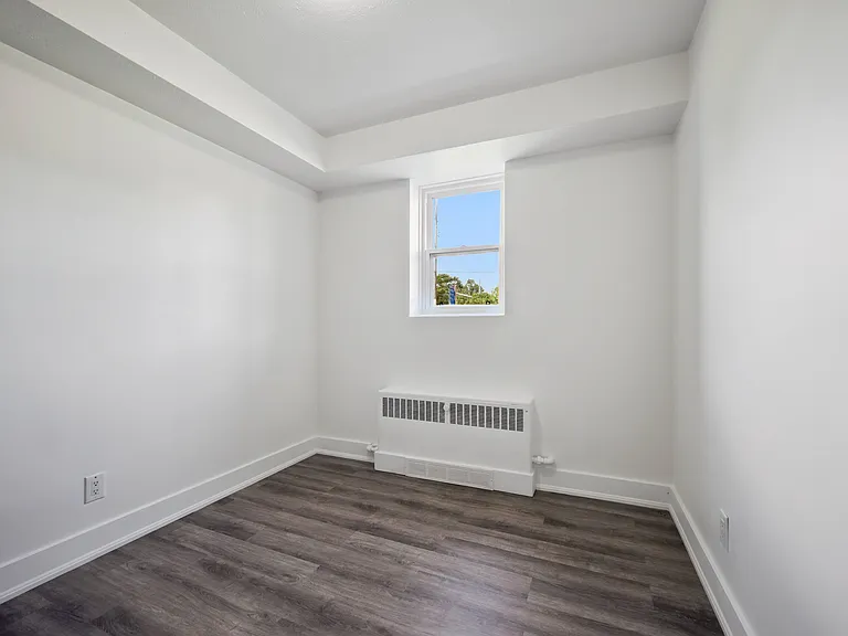 164 Belmont Ave W — Photo 15