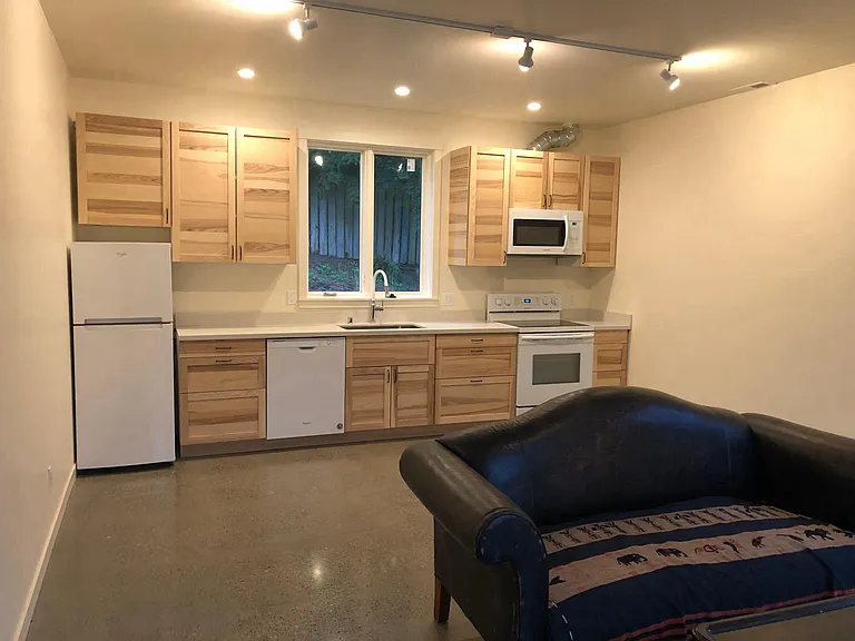 2512 SW Graham St — Photo 3