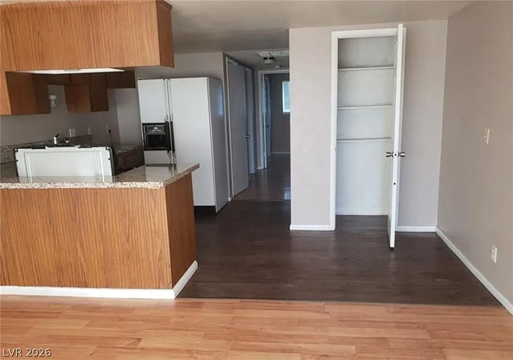 2 bed, 1.0 bath, 3084 sqft, $999 — Photo 2