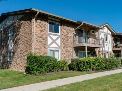 9S025 Lake Dr APT 10-208, Willowbrook, IL, 60527