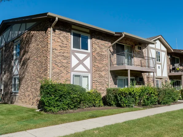 9S025 Lake Dr APT 10-208, Willowbrook, IL 60527