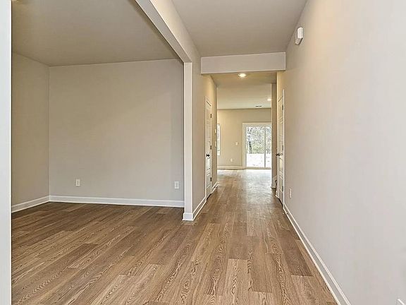 5th image of 301 Lavinia Cir