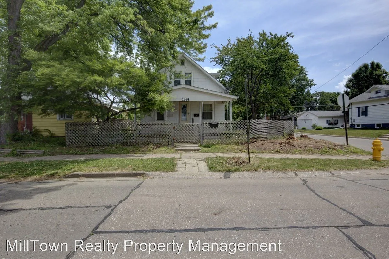 2061 35th St photo 1