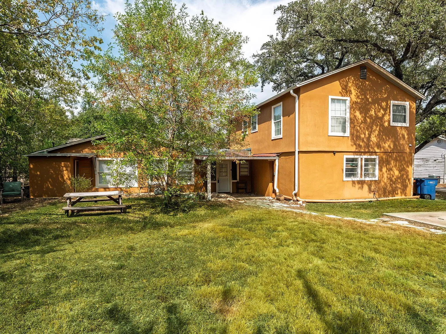 1 bed, 1.0 bath, 400 sqft, $1,050 — Photo 2
