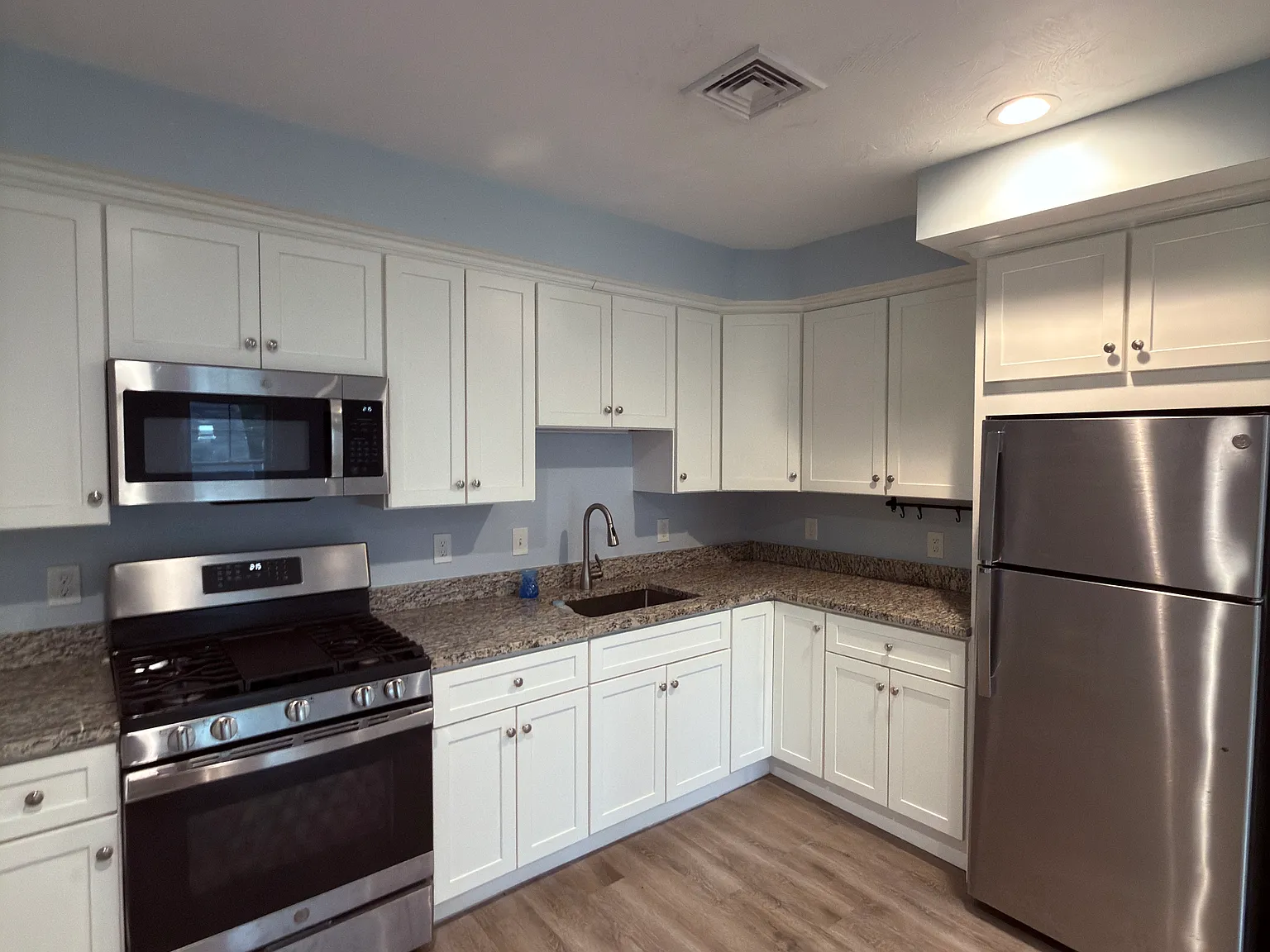 2 bed, 850 sqft, $2,300 — Photo 3