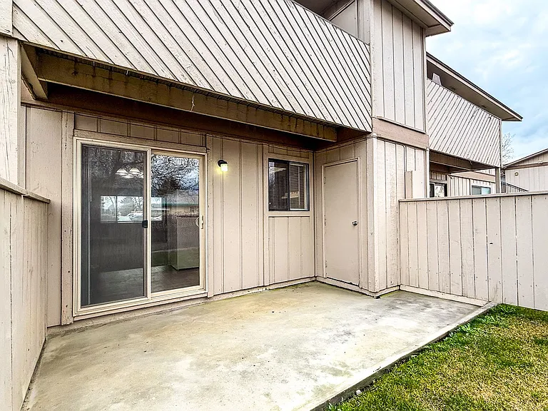 Avalon Court Apartments — Photo 28
